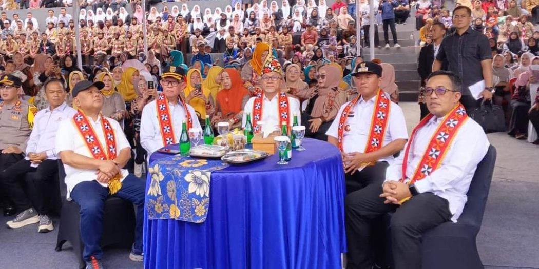 Sekdaprov Fahrizal Darminto Dampingi Menteri Perdagangan RI Zulkifli Hasan, Pada Peletakan Batu Pertama Pembangunan Pasar Tematik Wisata Danau Ranau