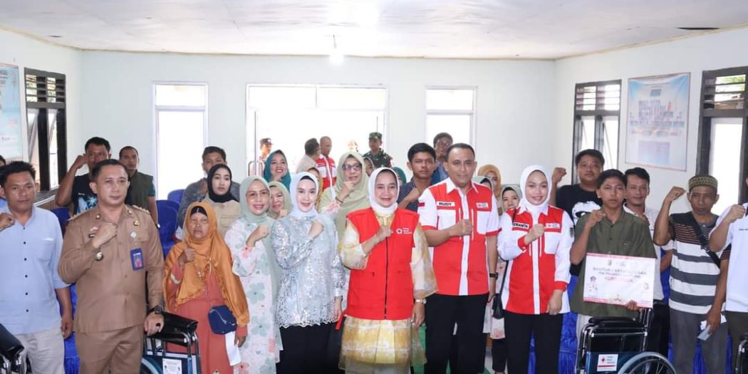 Ketua PMI Provinsi Lampung, Menyerahkan Bantuan Sosial di Kampung Negeri Baru, Kabupaten Way Kanan