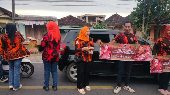 DPC Srikandi Pemuda Pancasila Tanggamus Berbagi Takjil Kepada Masyarakat