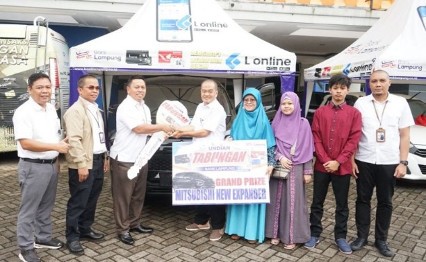 Bank Lampung Serahkan Hadiah Grand Prize Undian Tabungan Lokal Bank Lampung Tahun 2023