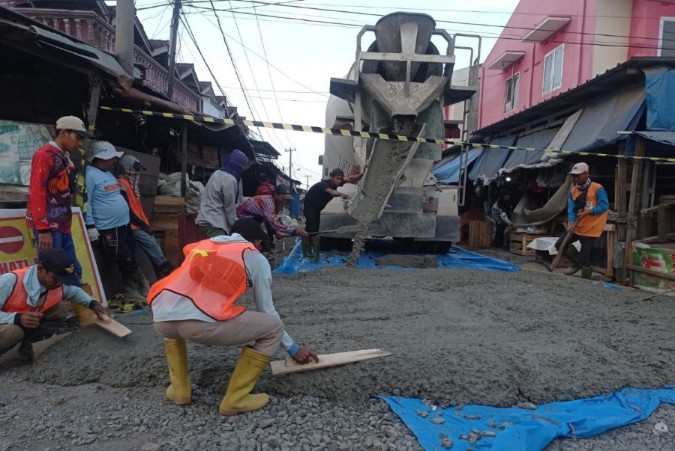 Gelontorkan Anggaran Rp795 Juta, PUPR Lamsel Muluskan Jalan Tengah Pasar Natar