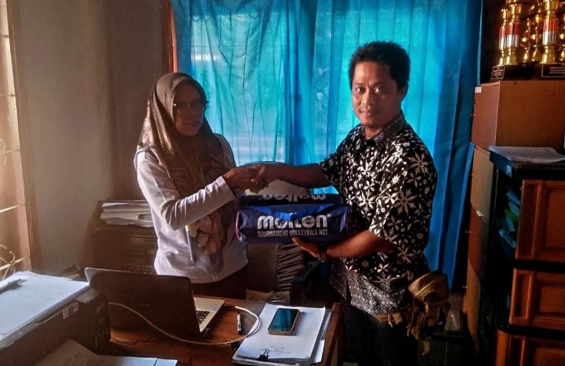 Komite OSIS Nasional Serahkan Sarana dan Fasilitas Olahraga Kepada Pemerintah Desa Wonoharjo