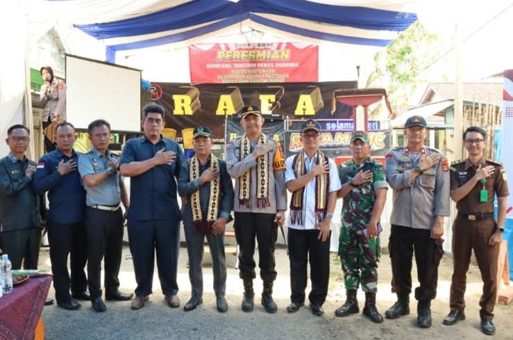 Kapolres Pesisir Barat meresmikan Kampung Tangguh Bebas Narkoba untuk pertama kalinya di Kabupaten Pesisir Barat