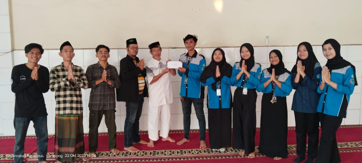 Forum Komunikasi Bidik Misi KIP Kuliah Unila 2023 Menyerahkan Untuk Bantuan Renovasi Ke Masjid Nurul Huda Rajabasa