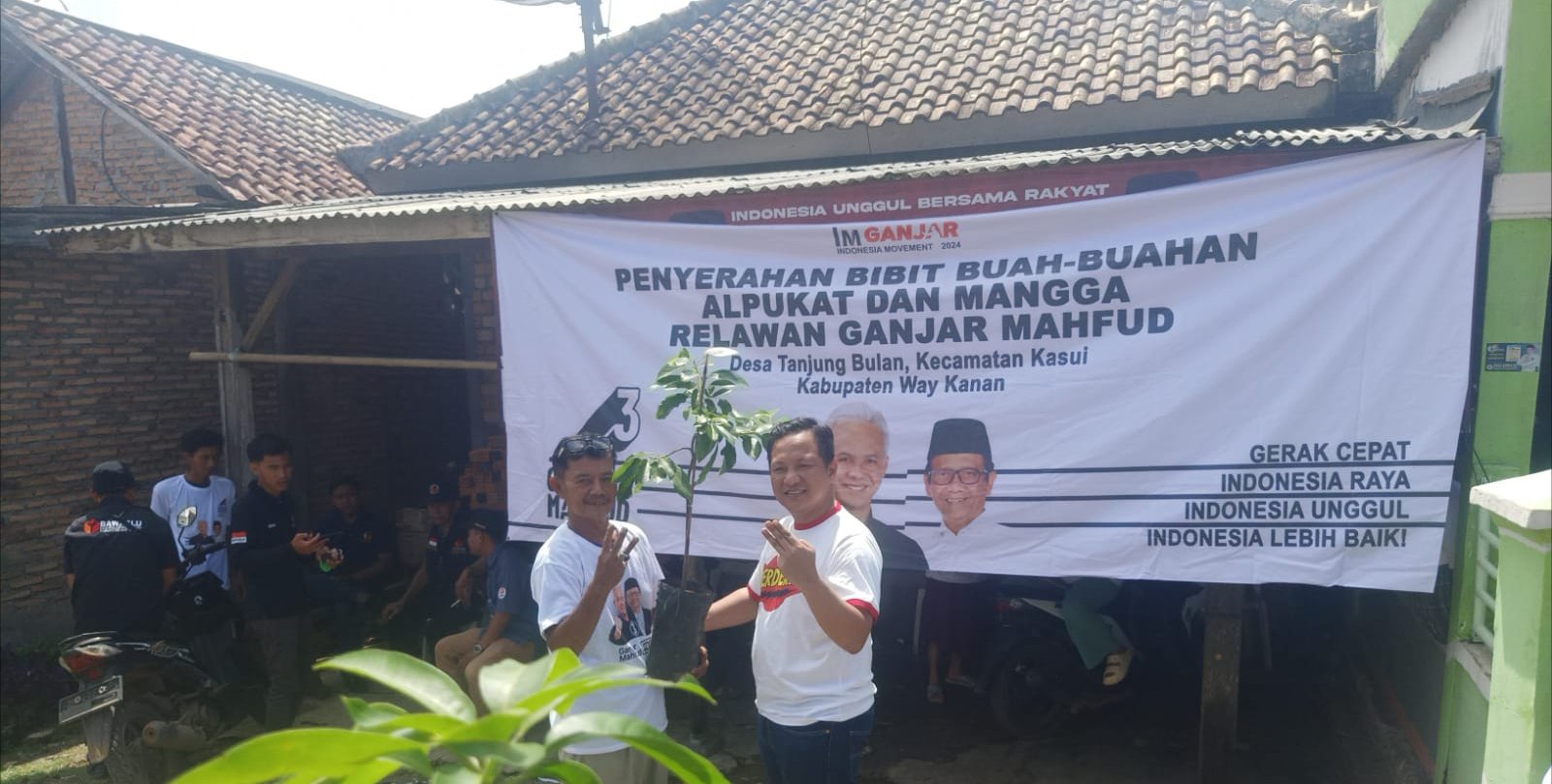 TPC, Serta Tim Pemenangan Ganjar-Mahfud, Serentak Menanam Pohon di Kabupaten Waykanan