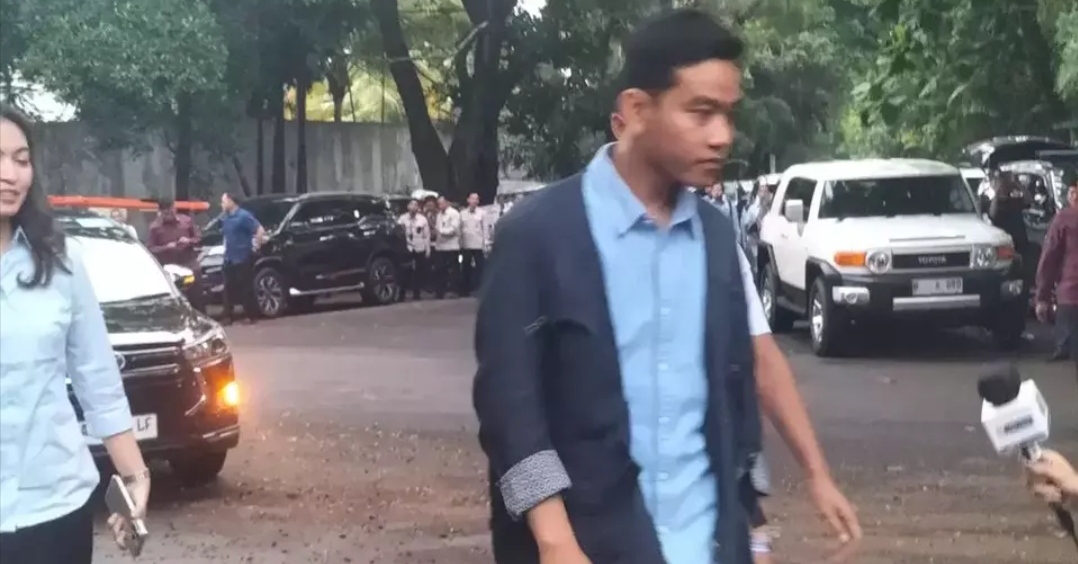 Jelang Debat Capres 2024, Gibran Tiba Di Kartanegara, Kebayoran Baru, Jakarta Selatan