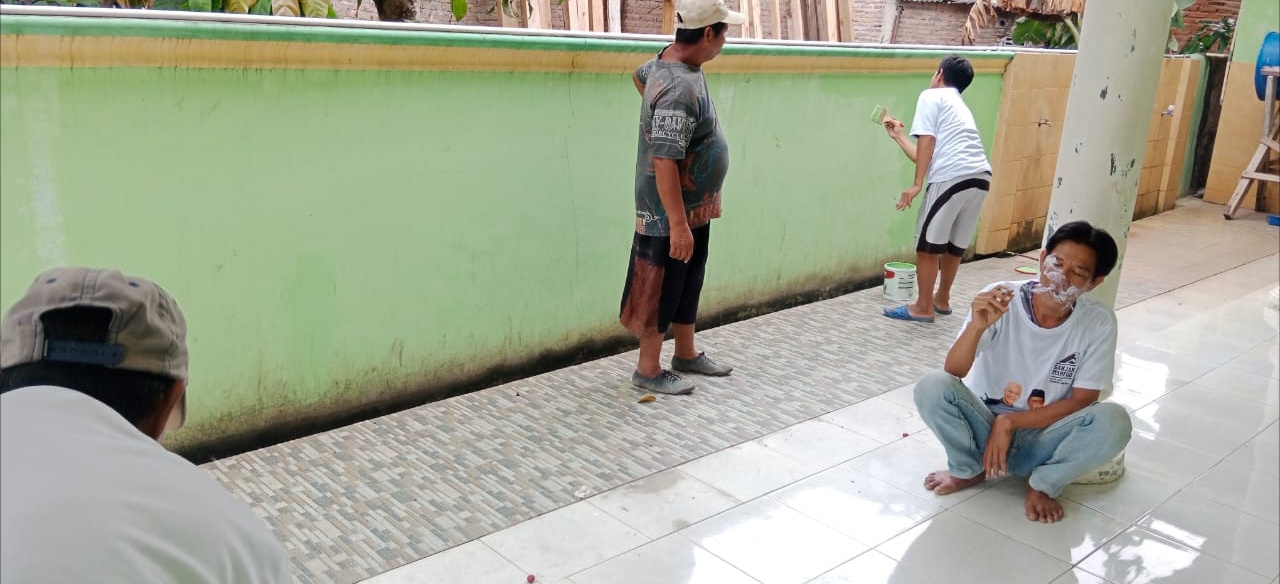 Relawan Ganjar Mahfud Lampung, Melakukan Pengecatan Masjid Nurul Amal di Gebang Hilir, Pesawaran