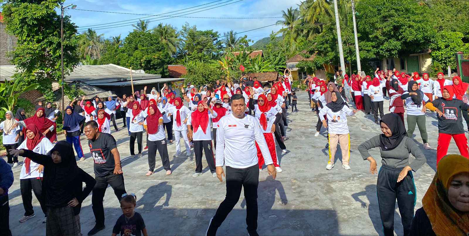 Relawan IM Ganjar Dan Relawan Ganjar Mahfud Lampung, Gelar Senam Sehat Bersama Ibu-Ibu di Desa Kunjir