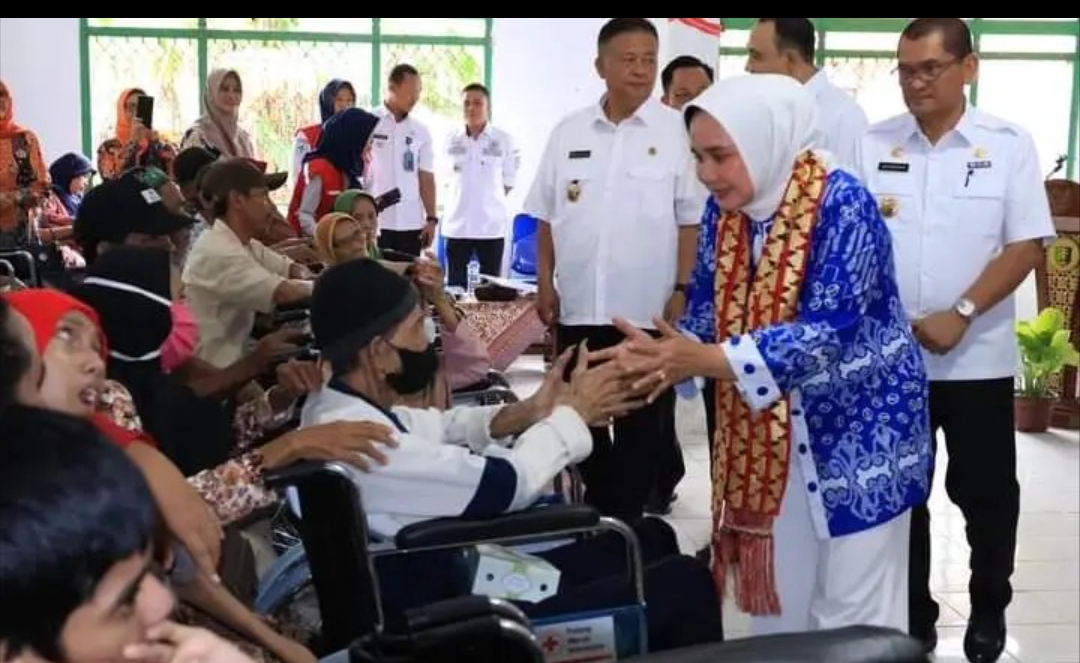 Ketua Umum PKDL, Riana Sari Arinal, Menyerahkan Bantuan Kepada Penyandang Disabilitas Di Pesawaran