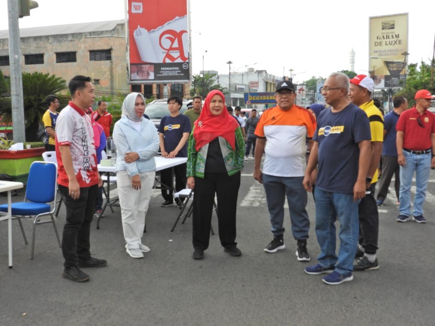 Wali Kota Bandar Lampung Hj Eva Dwiana Hadiri Kegiatan Car Free Day Di Tugu Adi Pura