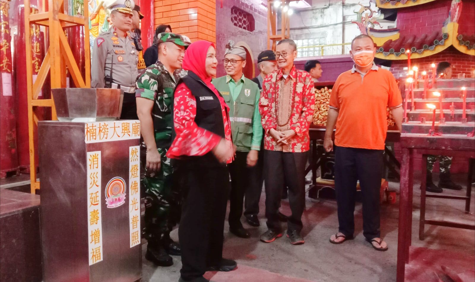 Wali Kota Bandar Lampung Hj. Eva Dwiana Kunjungi Vihara Thai Hin Bio, Pada Malam Imlek 2024