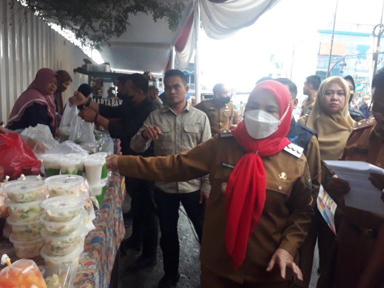 Bersama BBPOM Uji Lab Takjil, Eva Dwiana: Takjil di Sini Aman Dikonsumsi