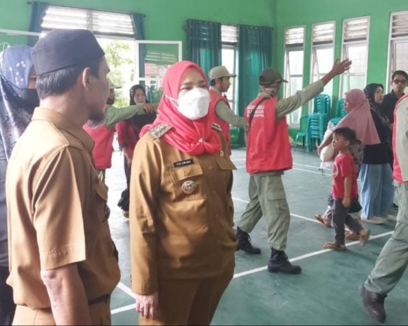 Eva Dwiana Bagikan 65.303 Pcs Beras kepada 65 Ribu Keluarga