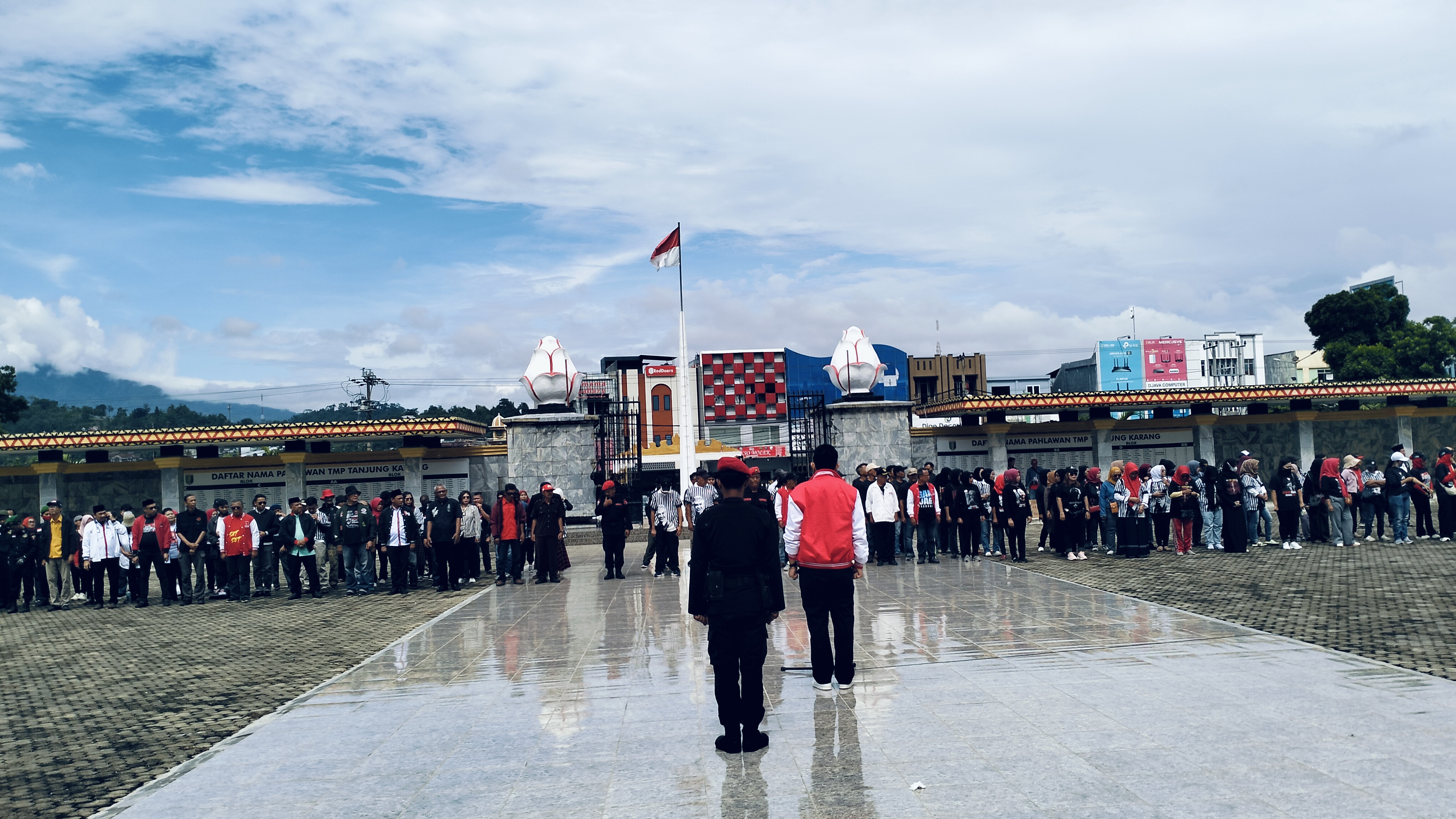 Khidmat Dibawah Mendung