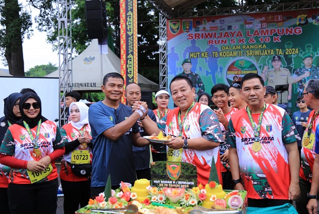 Gubernur Arinal Beserta Danrem 043, Brigjen TNI Iwan Ma’ruf Zainudin, Melepas Peserta Sriwijaya Lampung Run 2024