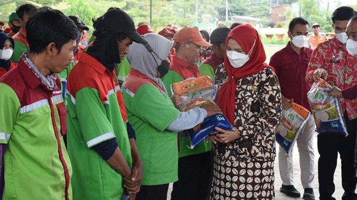 Pemkot Bandar Lampung Beri Bantuan Beras 5 Kilo kepada Petugas Kebersihan