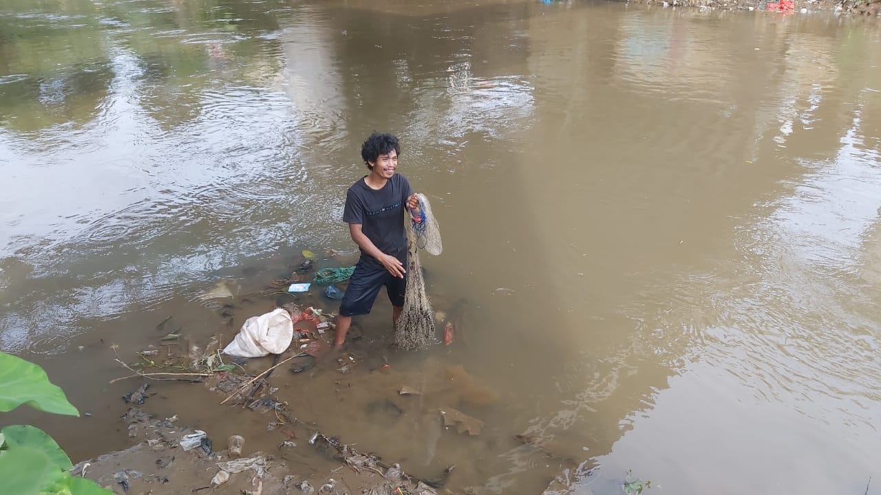 Hasrul, Nelayan Sapu-Sapu dari Ciliwung