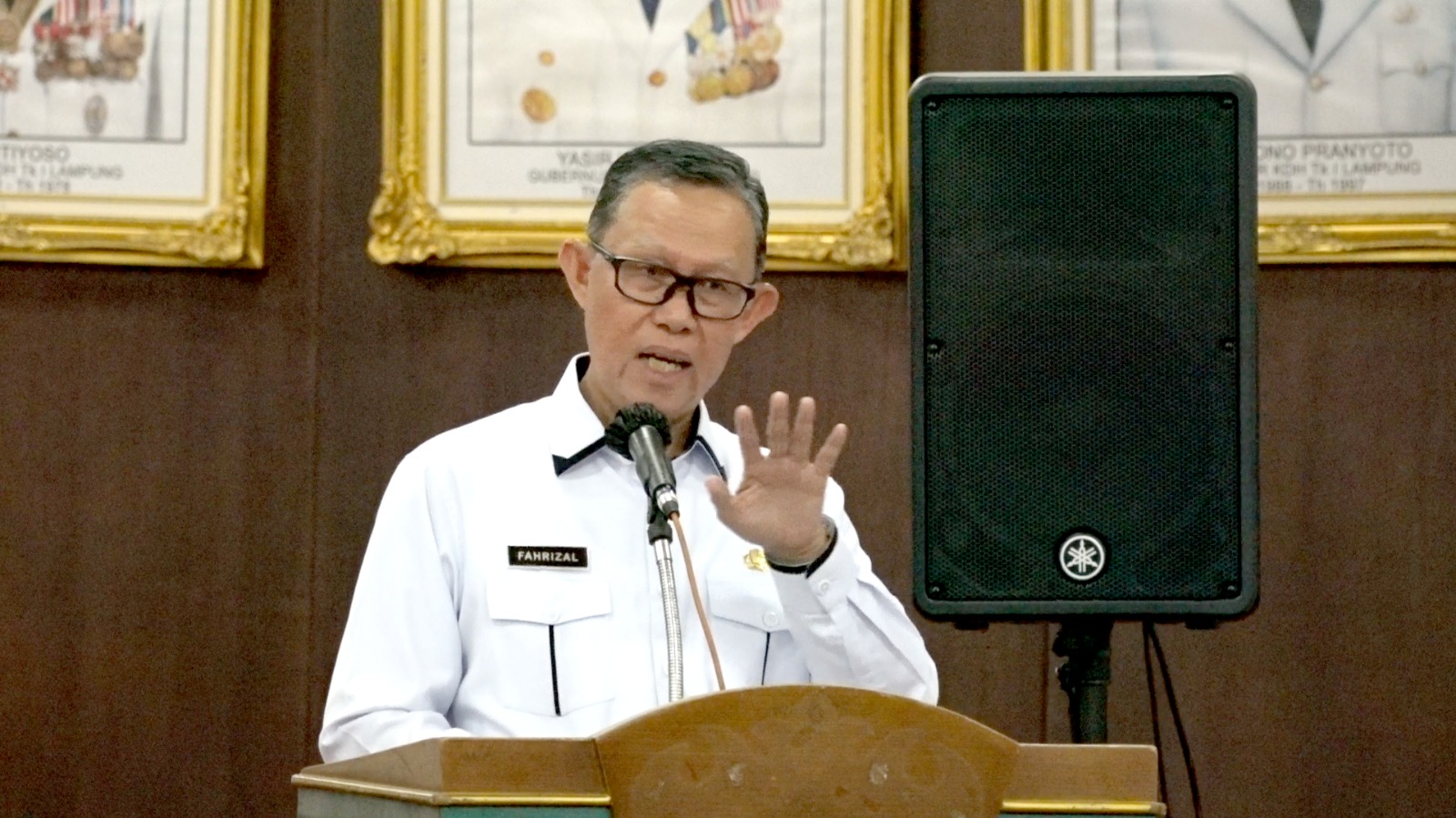 Sekdaprov Lampung Menyerahkan Persetujuan Teknis dan Kenaikan Pangkat PNS  Pemprov Lampung