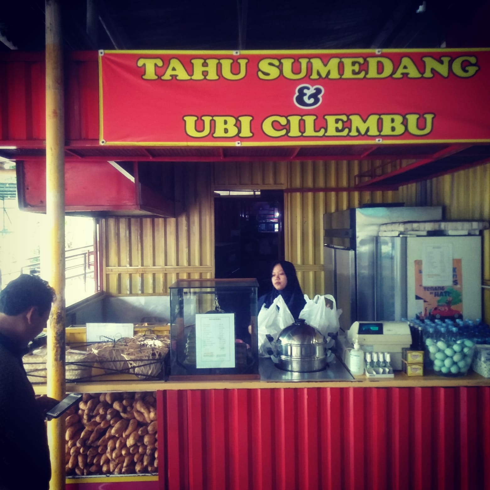 Ada Si Neng, Pramusaji Tahu Sumedang dan Ubi Cilembu Rest Area KM 97 Purwakarta