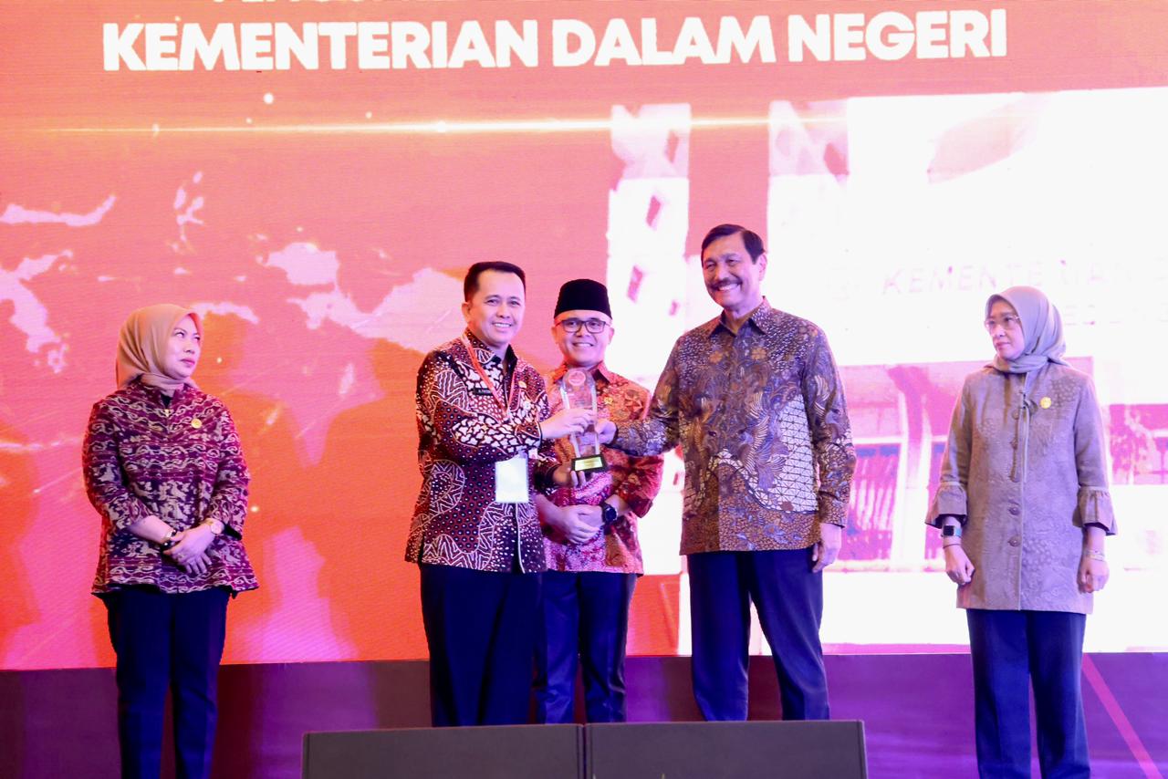 Perkuat Kebijakan SPBE, Kemendagri Terima Penghargaan Digital Government Award 2023