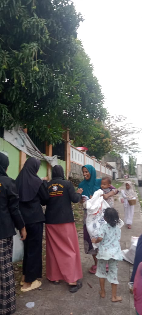Puluhan IRMA Jami Baitul Muhtadin Membagikan Ratusan Takjil di Bandarlampung