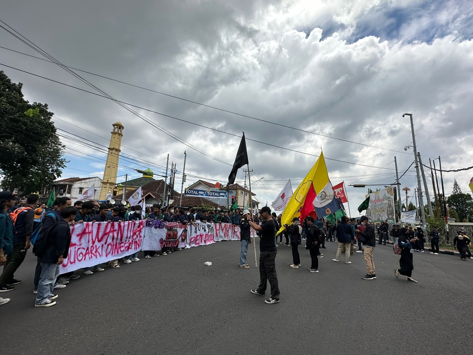 Polemik Unras Elemen Mahasiswa terkait Penolakan UU Cipta Kerja yang disahkan Pemerintah