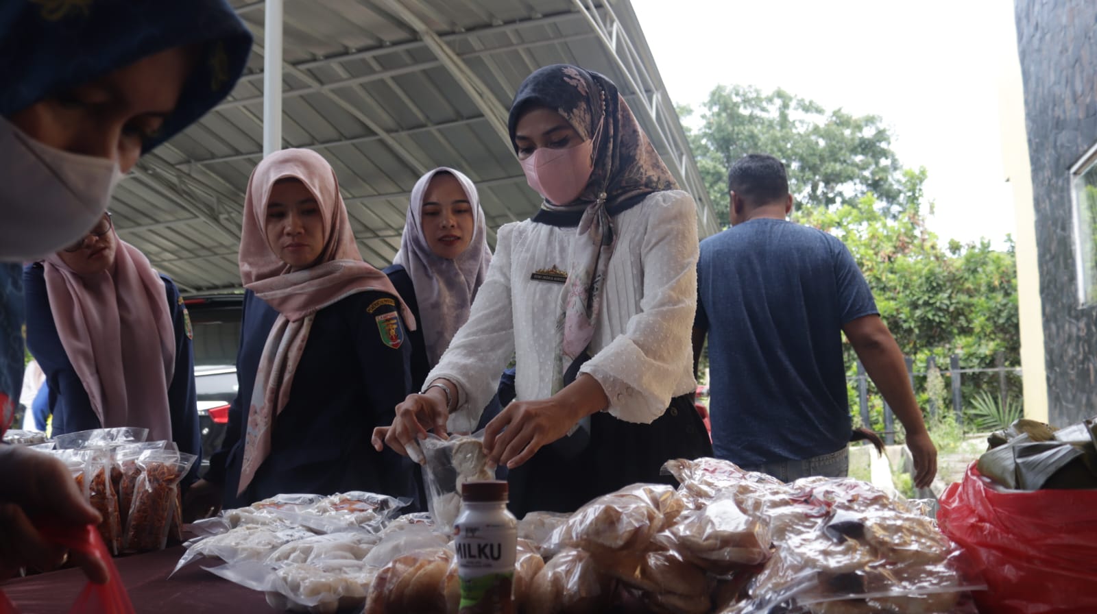 Asisten Administrasi Umum Membuka Acara Pembagian Paket Sembako Kepada Perwakilan Seluruh Perangkat Daerah di Lingkungan Pemerintah Provinsi Lampung