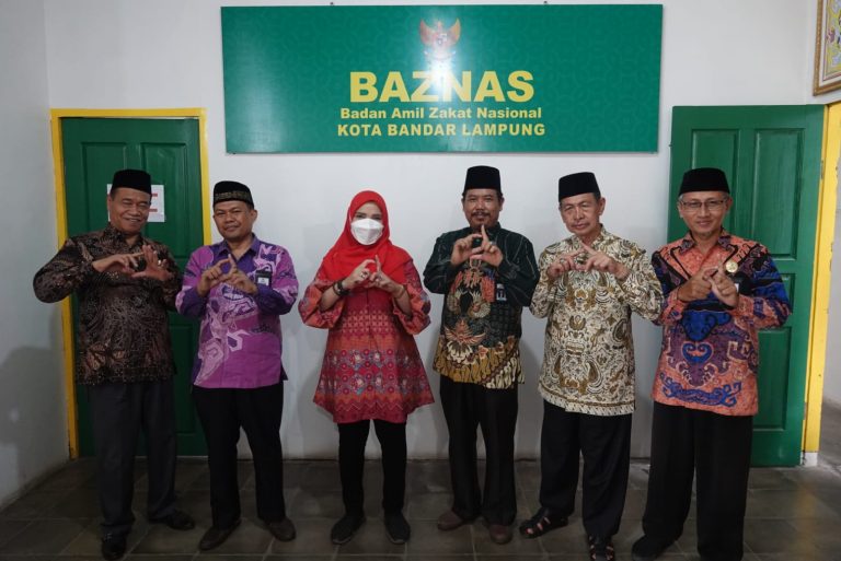 Walikota Eva Dwiana Bayar Zakat di Baznas Bandar Lampung