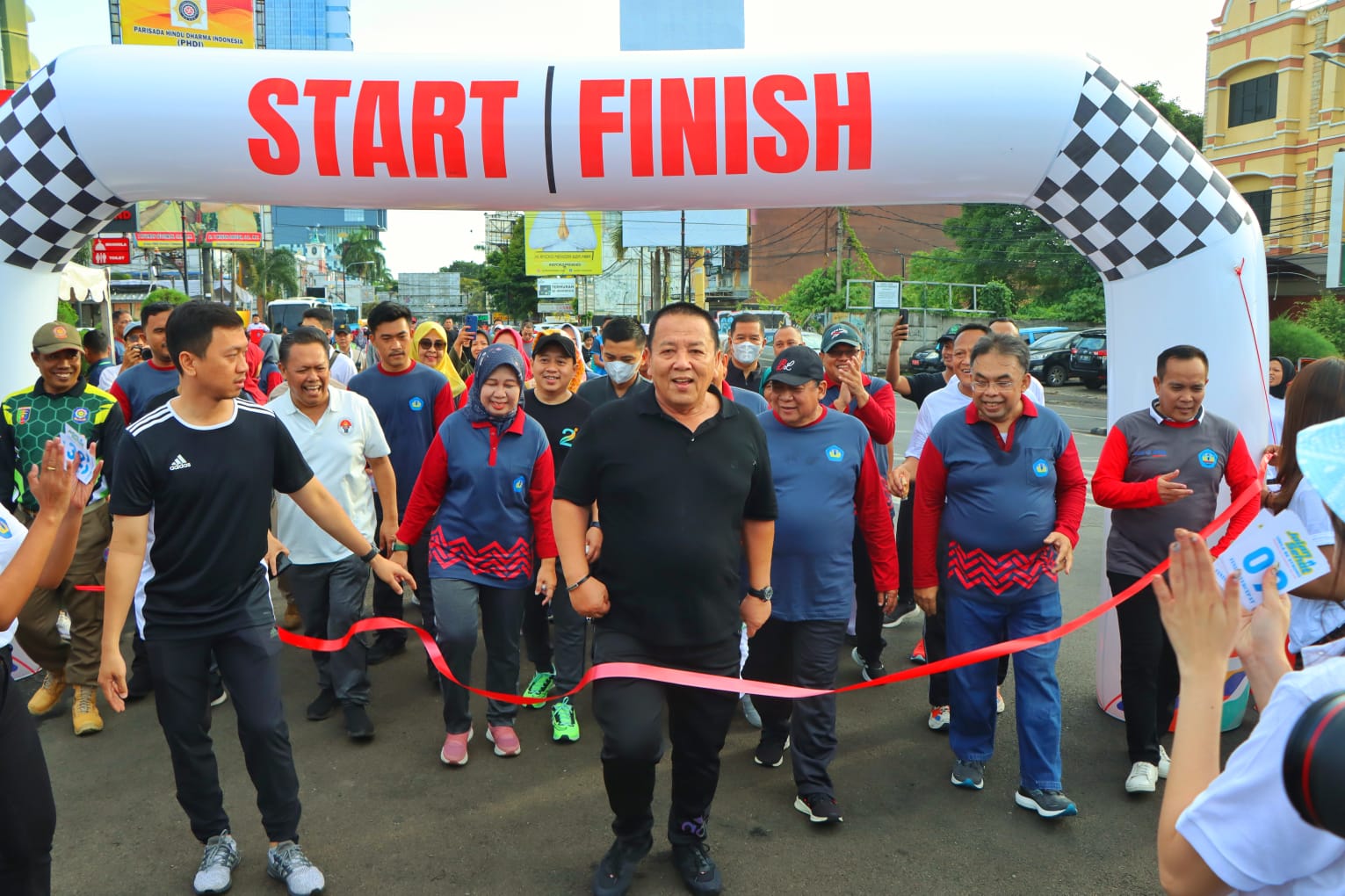 Gubernur Lampung Arinal Djunaidi Melepas Jalan Sehat Memperingati Hari Kartini dan Hari Pendidikan Nasional