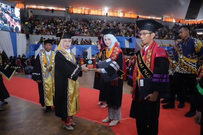 Universitas Lampung Luluskan 879 Mahasiswa dari Berbagai Jenjang dan Program Studi