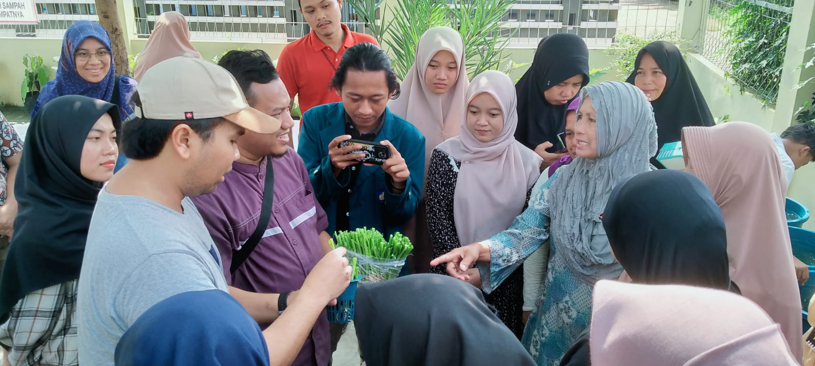 Dosen Universitas Lampung Pengabdian Budikdamber Di Masjid Al Imam