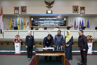Gubernur Arinal dan Ketua DPRD Mingrum Gumay Menandatangani Raperda Pertanggungjawaban APBD 2022