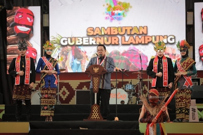 Gubernur Buka Karnaval Topeng Yang Di ikuti Ribuan Peserta