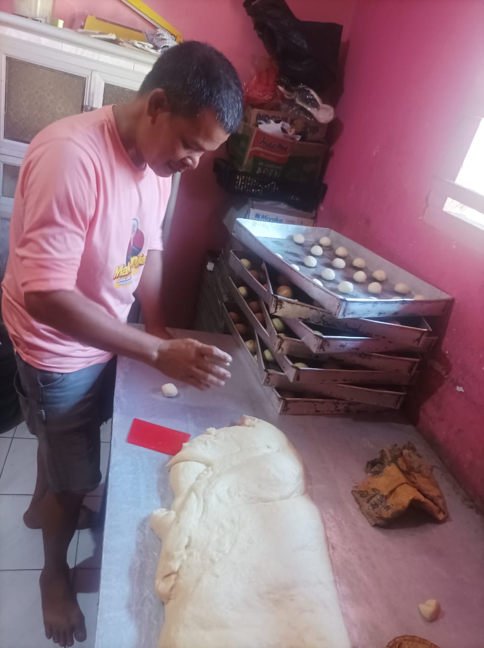 Mak Ganjar Latih Ibu-Ibu Cara Membuat Roti Jadul di Lampung