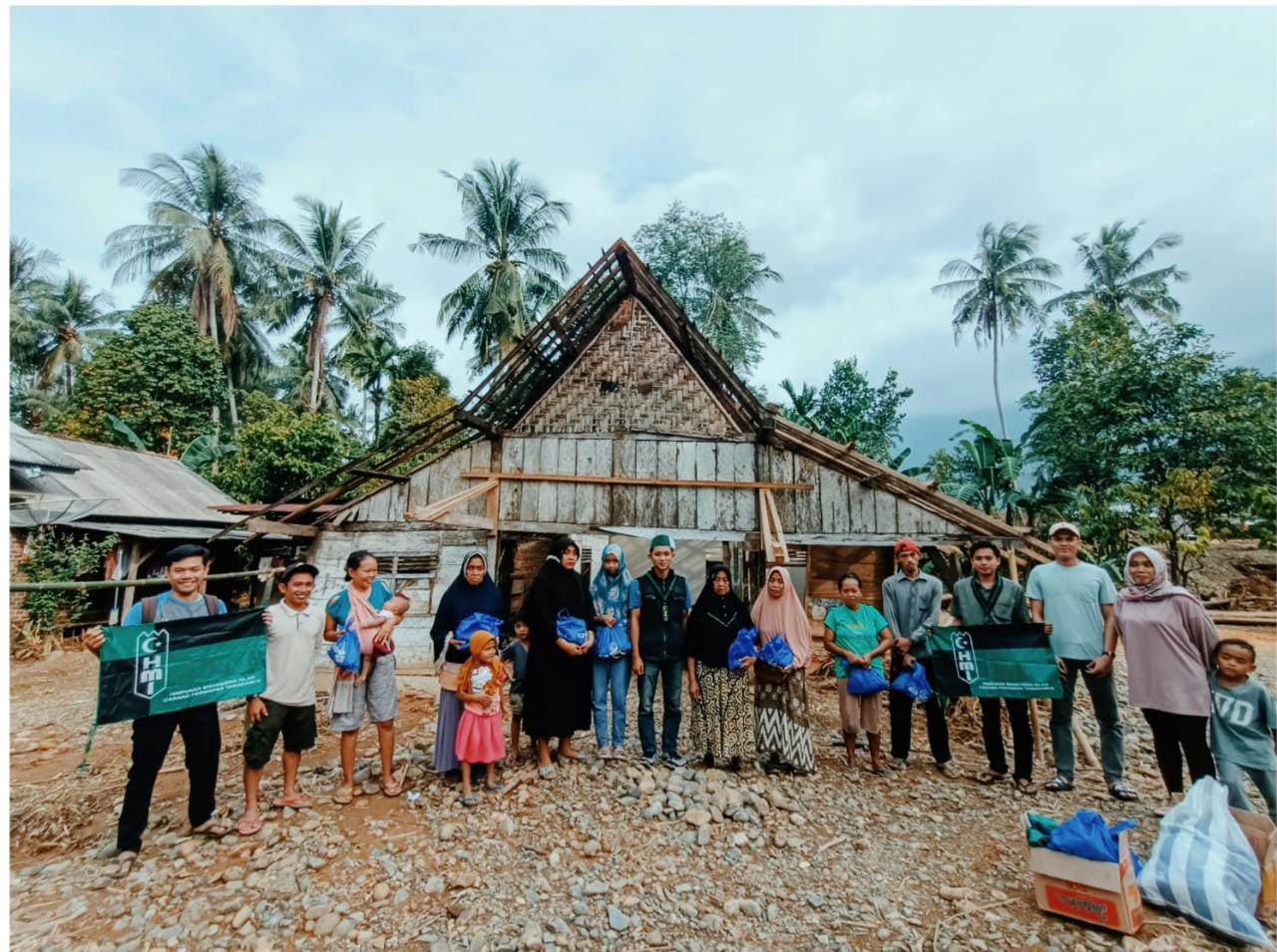 HMI Cabang Persiapan Tanggamus Menyalurkan Bantuan Untuk Korban Banjir di Semaka