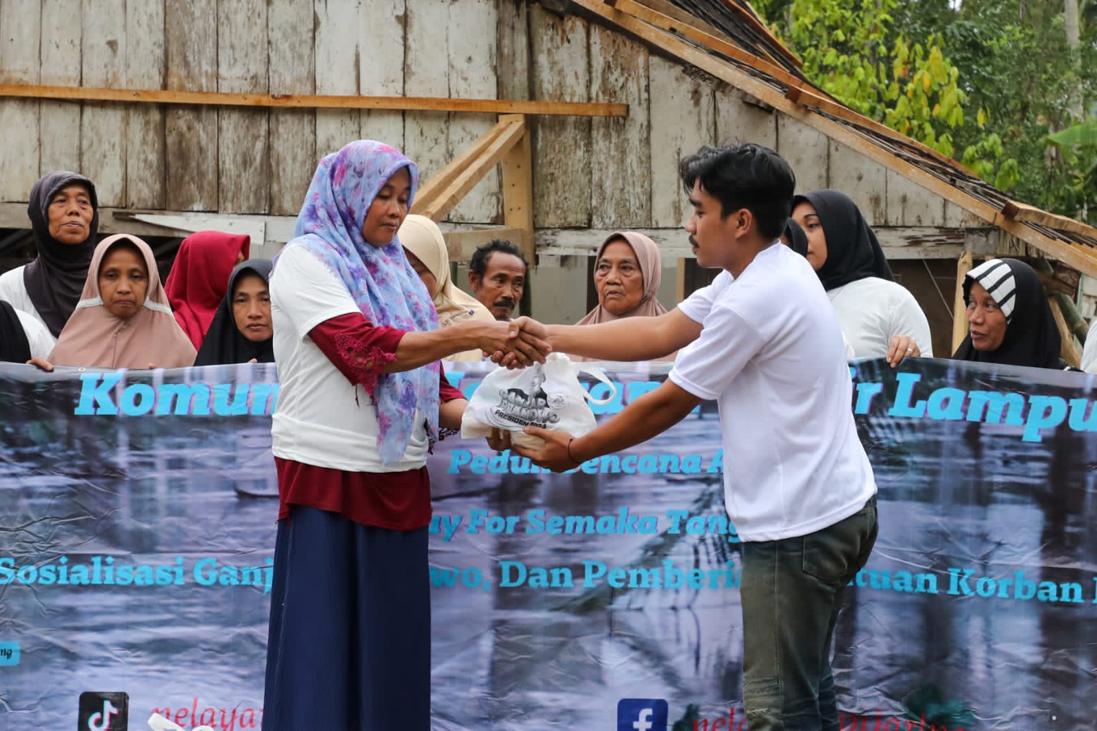Nelayan Ganjar Berikan Bantuan untuk Korban Banjir Bandang di Tanggamus