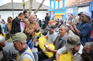 Ibu Riana Sari Arinal Bagikan Bantuan Sembako di Kota Metro dalam Rangka Harganas Tahun 2023