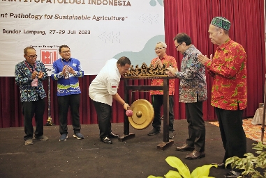 Gubernur Lampung Arinal Djunaidi membuka Seminar Ilmiah dan Kongres XXVII Perhimpunan Fitopatologi Indonesia