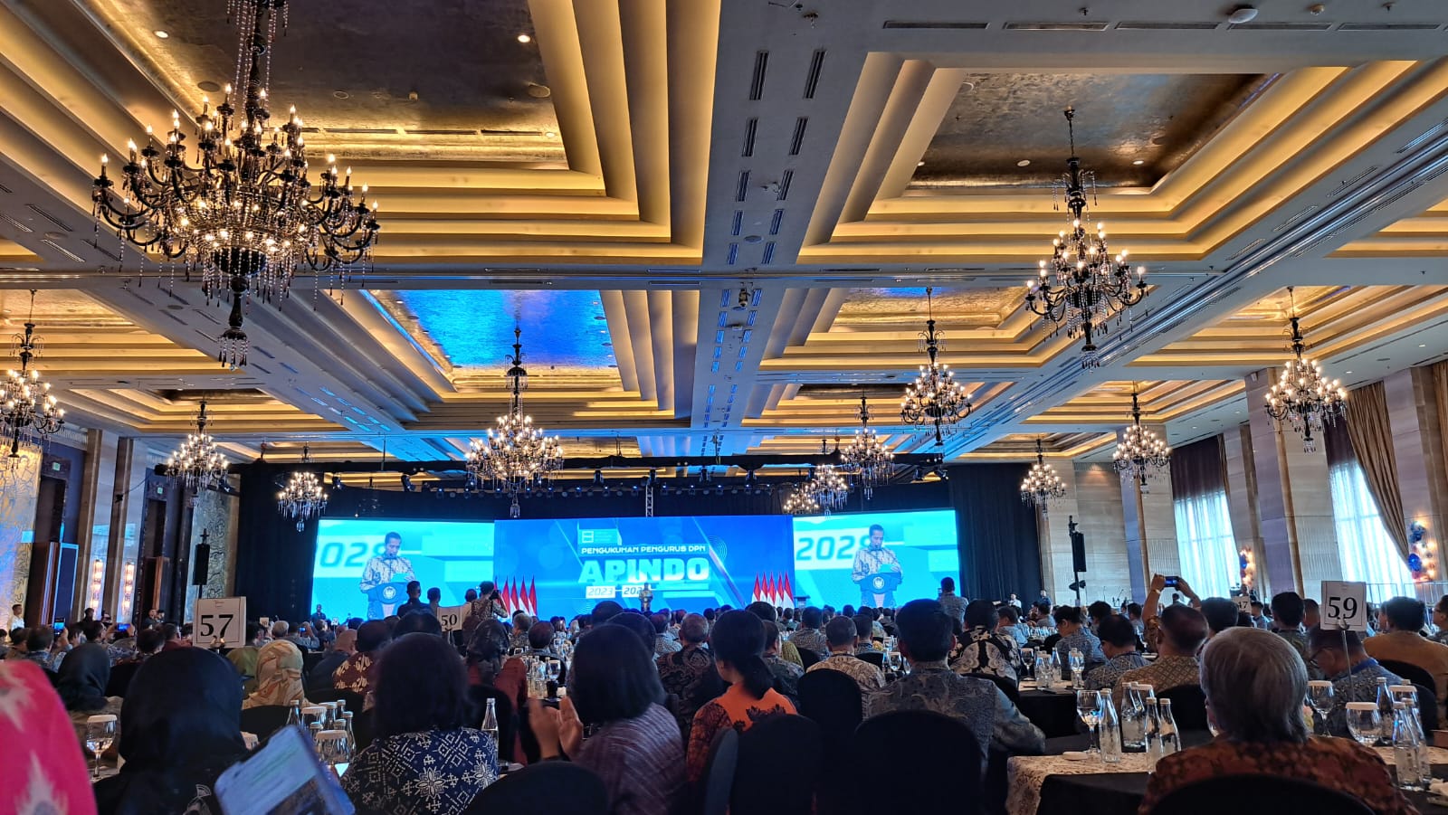 Hadiri Pengukuhan Shinta Kamdani dan Pengurus DPN APINDO, Jokowi Impresif