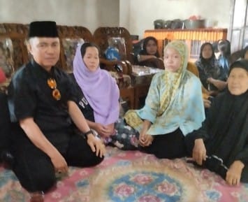 DPW PWDPI Provinsi Lampung Berikan Santunan Atas Wafatnya Salah Satu Tokoh Pemimpin Terbaik di Pringsewu