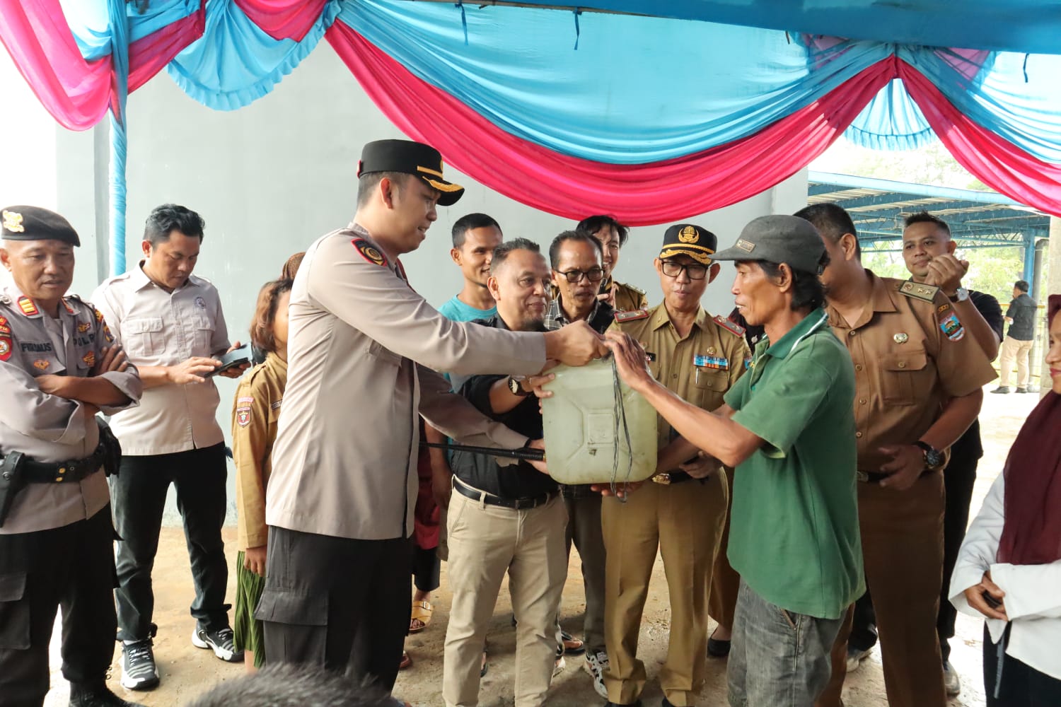 Kerjasama Polres Pesisir Barat dengan PT. Berkat Karunia Saudara Dalam Bakti Sosial Penyediaan air bersih untuk Masyarakat