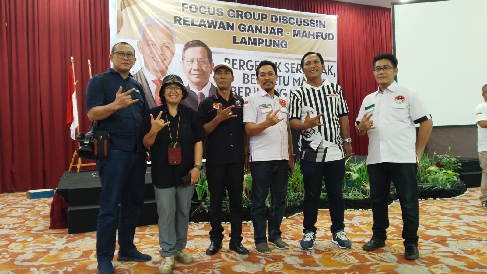Puluhan Gabungan Relawan Pemenangan Ganjar Pranowo - Mahfud MD Gelar Focus Group Discussion