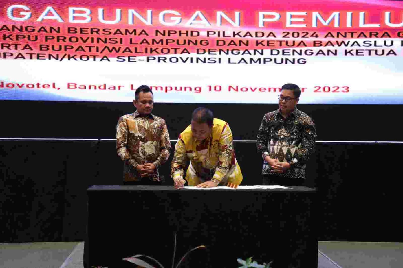 Gubernur Arinal Bersama Ketua KPU Dan Ketua Bawaslu Tanda Tangani NPHD Pilkada 2024