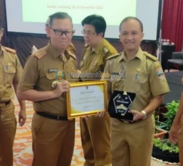 Pemkab Pesibar Terima Penghargaan Penyerapan Produk Dalam Negeri Tertinggi di Lampung