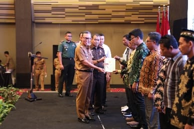 Sekdaprov Ikuti Penyerahan Sertifikat Tanah Launching Sertifikat Elektronik oleh Presiden Joko Widodo