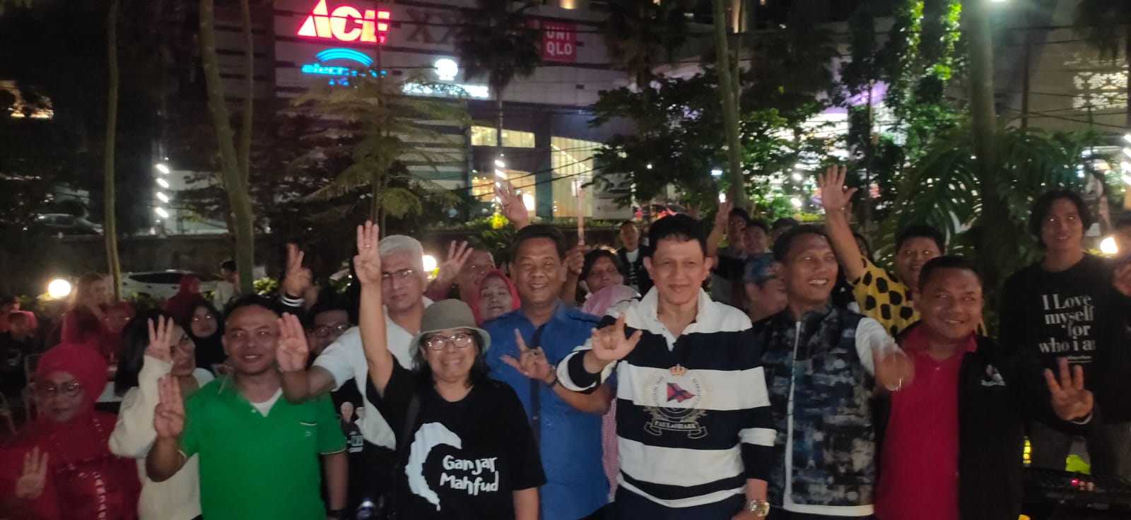 TPD Bersama Gabungan Relawan Ganjar - Mahfud Gelar Nobar, 350 Orang Padati Kafe Kopi Nako, Way Halim