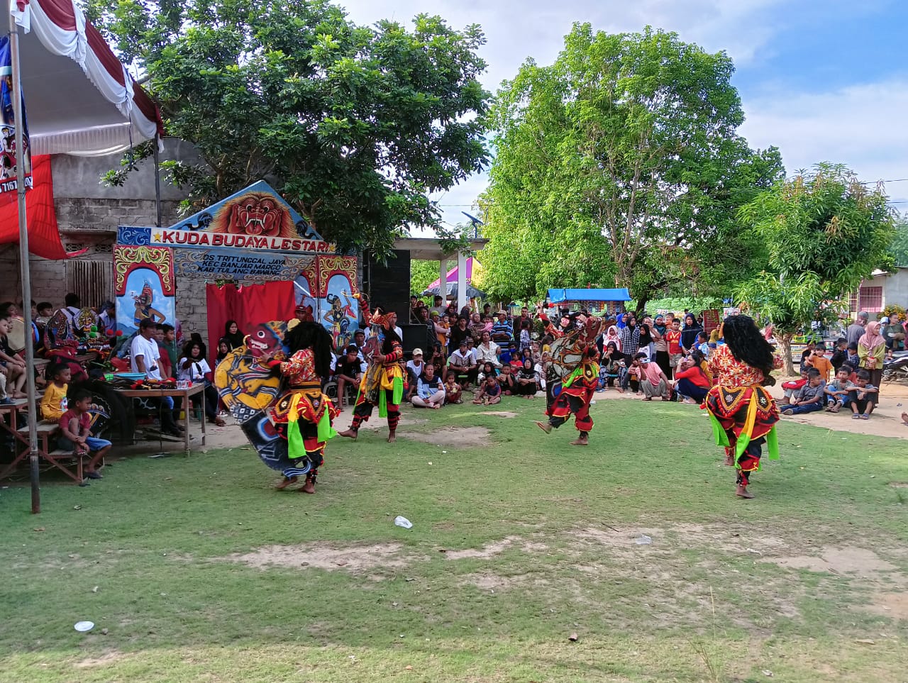 TPC dan Relawan Tuba Hibur Warga dalam Pisah Sambut Tahun 2023-2024