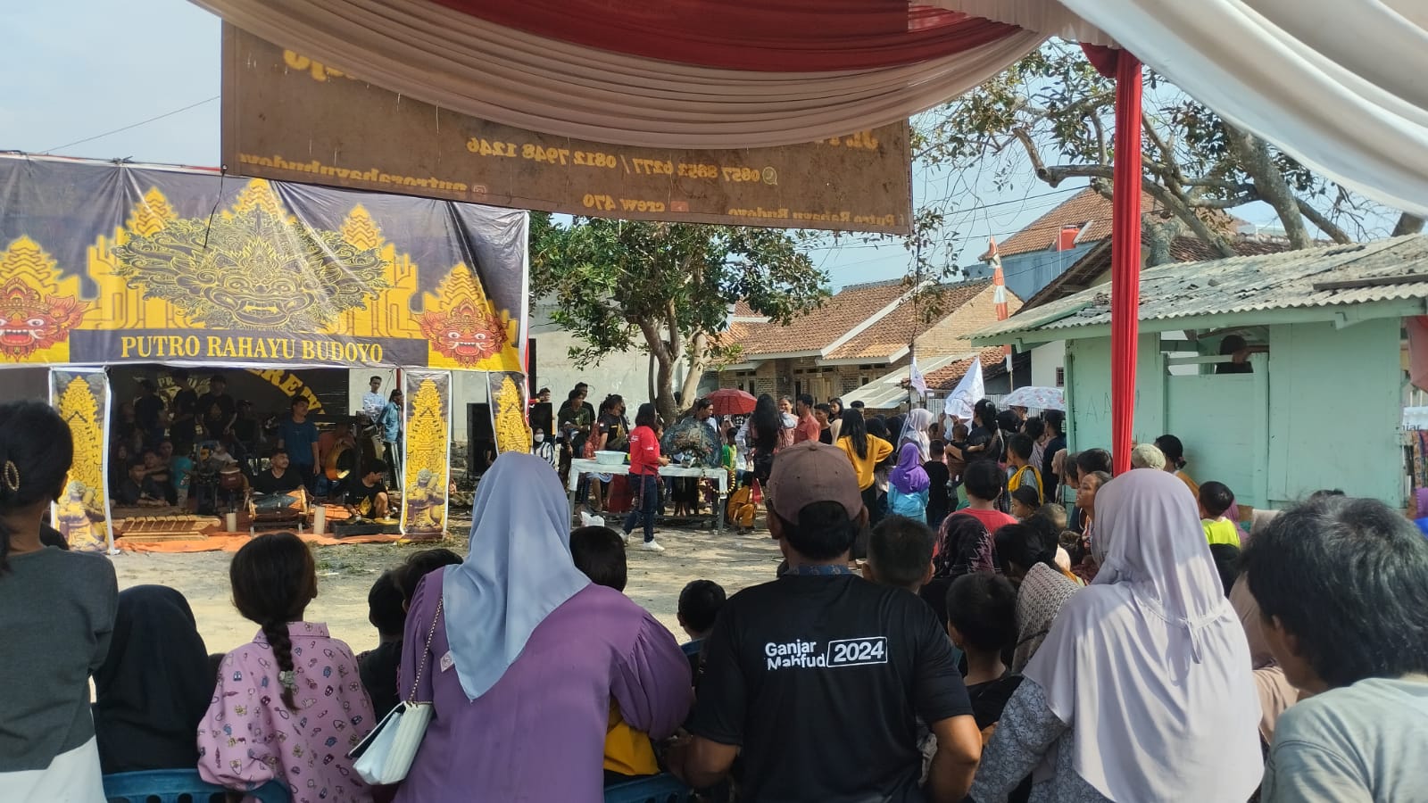 Relawan Guntur Gelar Pertunjukan Kuda Lumping, Masyarakat Labuhan Ratu Antusias