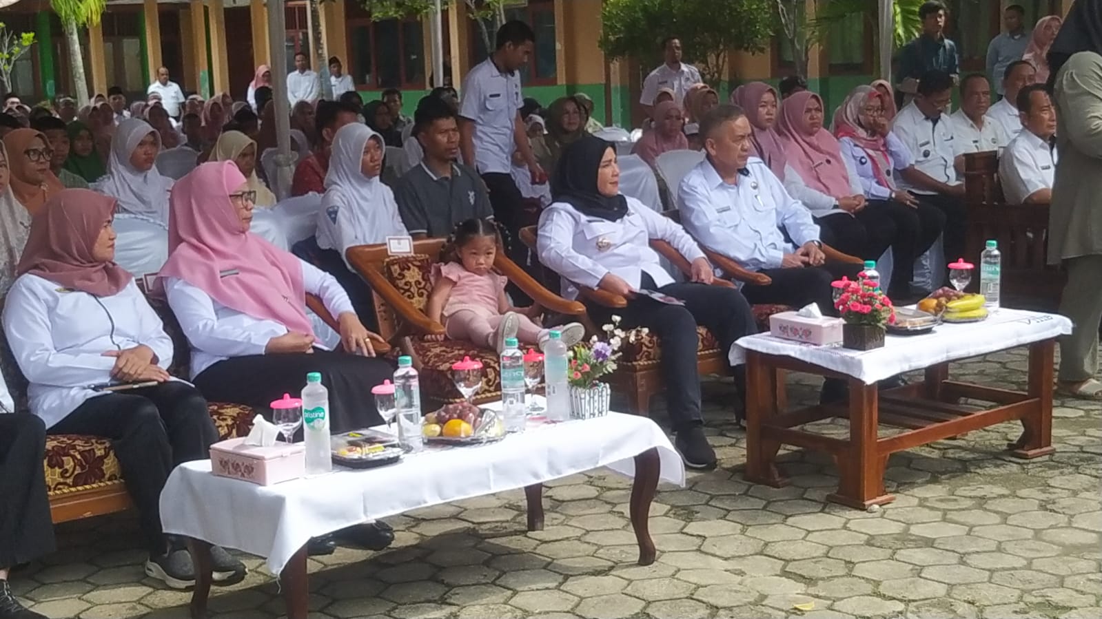 Penyerahan Perlengkapan Sekolah Jenjang SD Dan SMP Se-Kota Bandar Lampung oleh Hj. Eva Dwiana Di SMP Negeri 27