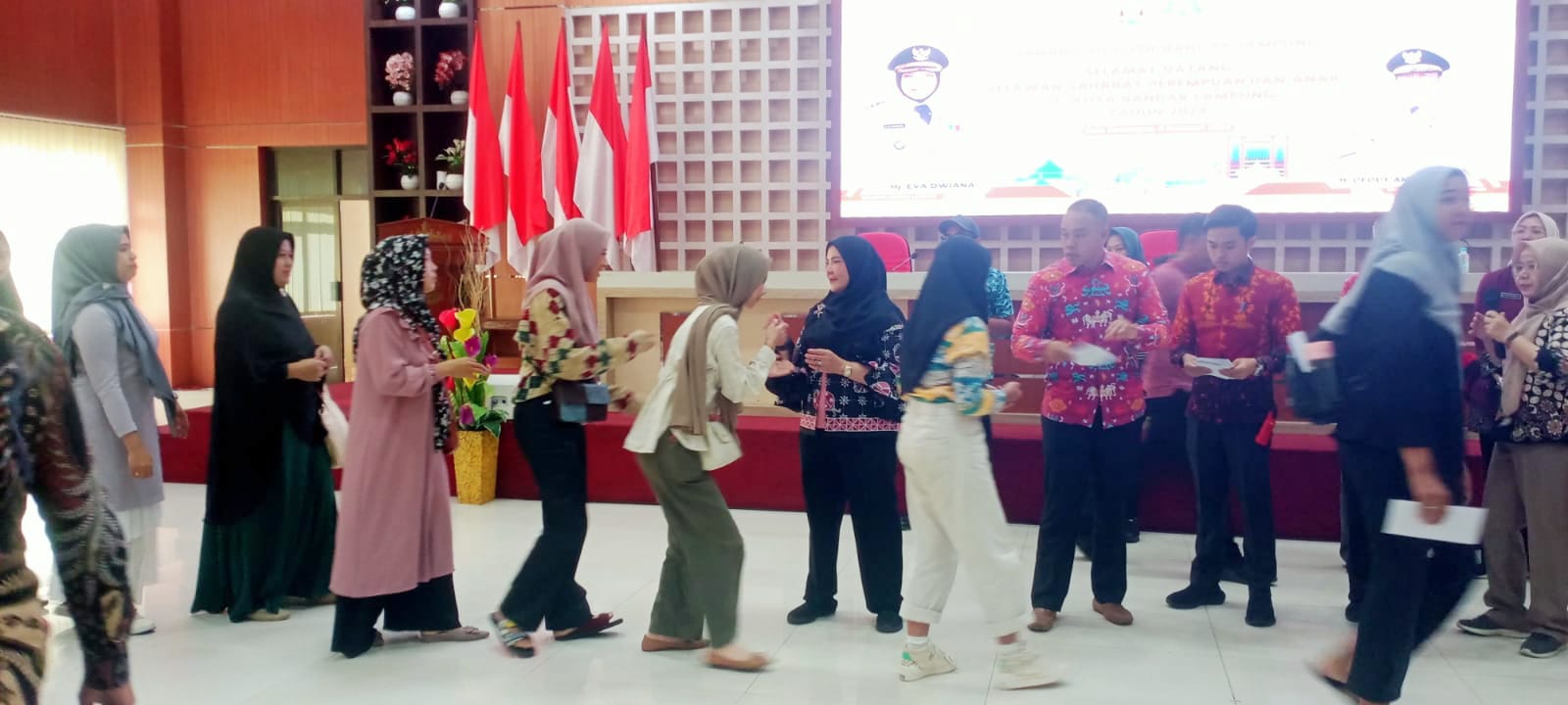 Peduli, Hj. Eva Dwiana Serahkan Insentif Relawan Perempuan Dan Anak Di Aula Semergou Bandar Lampung